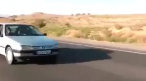 بی احتیاطی موتور سوار و صحنه دلخراش برخورد با تریلی در اهواز+فیلم