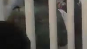حمله خشونت بار نیروی انتظامی در پی همدردی تماشاگران اهوازی با یونس عساکره+فیلم