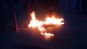 مردم خشمگین عراق با نفرین بر سلیمانی پرچم ایران را به آتش کشیدند+فیلم