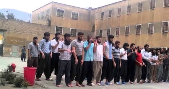 غارت وسایل زندانیان سنی مذهب اعدام شده با عنوان “غنیمت جنگی”