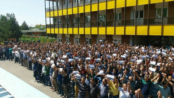 ادامه اعتراض کارگران ایران ترانسفو زنجان با وجود اخراج چند کارگر معترض ادامه اعتراض کارگران ایران ترانسفو زنجان با وجود اخراج چند کارگر معترض