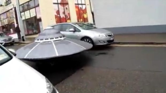 اسکورت بشقاب پرنده در خیابان توسط پلیس ایرلند