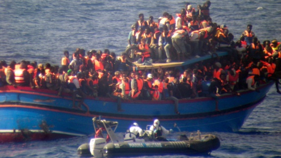 نجات ۲۳۰۰ پناهجو در یک روز از آبهای مدیترانه نجات ۲۳۰۰ پناهجو در یک روز از آبهای مدیترانه