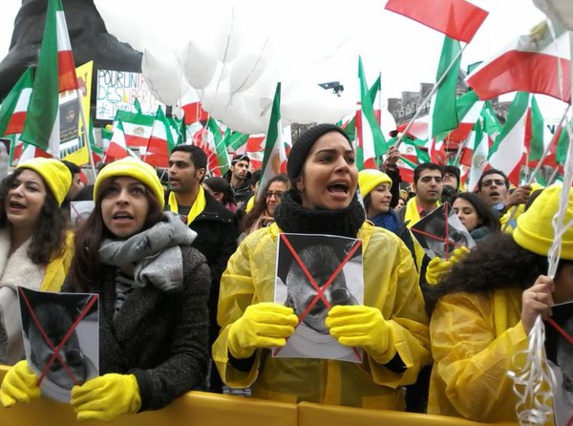 عکسهای اعتراضي اپوزسیون ایرانی به حضور حسن روحانی در سازمان ملل عکسهای اعتراضي اپوزسیون ایرانی به حضور حسن روحانی در سازمان ملل