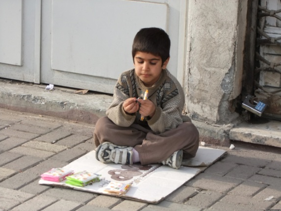 شلاق بر تن کودکان؛ به جرم فقر والدین شلاق بر تن کودکان؛ به جرم فقر والدین