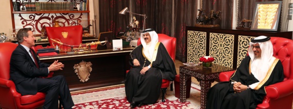 پادشاه کشور بحرین در کاخ الصافریه از کامرون نخست وزیر سابق انگلیس استقبال کرد