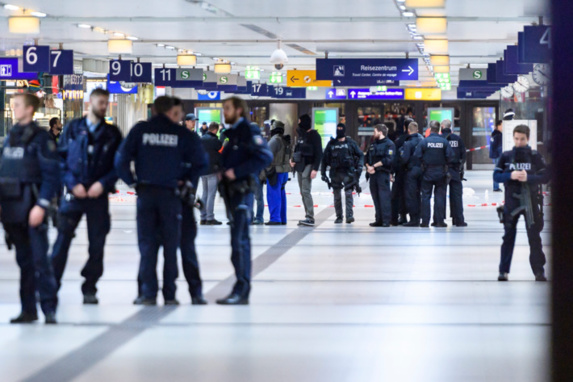 حمله مردی با تبر به مسافران قطار در دوسلدورف آلمان حمله مردی با تبر به مسافران قطار در دوسلدورف آلمان