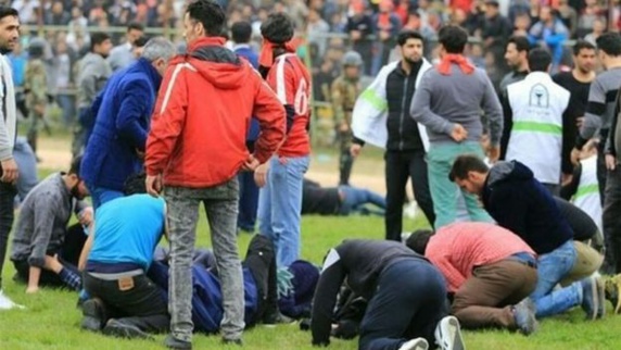 پایان بازی فوتبال نیمه تمام به دلیل درگیری میان هواداران شهرآورد مازندران پایان بازی فوتبال نیمه تمام به دلیل درگیری میان هواداران شهرآورد مازندران