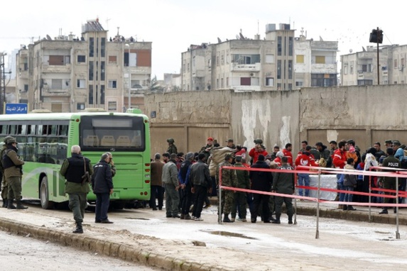 تصاویری از خروج اولین گروه مخالفان سوری از مناطق محاصره شده حمص