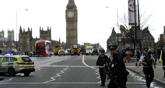 افزایش تدابیر امنیتی یک روز پس از وقوع حمله تروریستی مقابل پارلمان انگلیس 