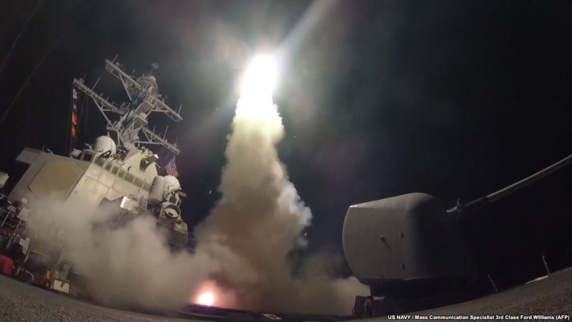 امریکا در واکنش به جنایت شیمیایی رژیم اسد یک پایگاه هوایی سوریه هدف حمله موشکی قرار داد