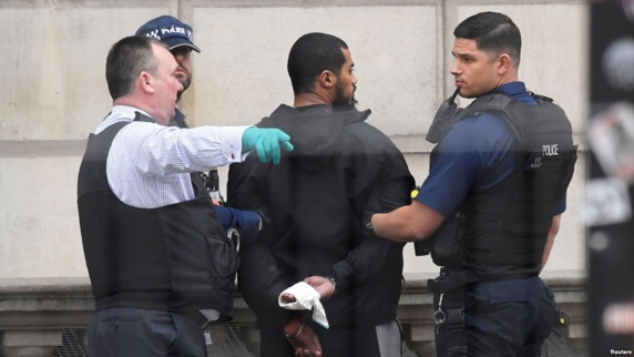 دستگیری یک مرد مسلح در اطراف پارلمان انگلیس