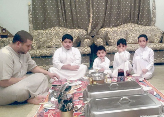 فواید علمى غذا خوردن در حالت نشسته روی زمین فواید علمى غذا خوردن در حالت نشسته روی زمین