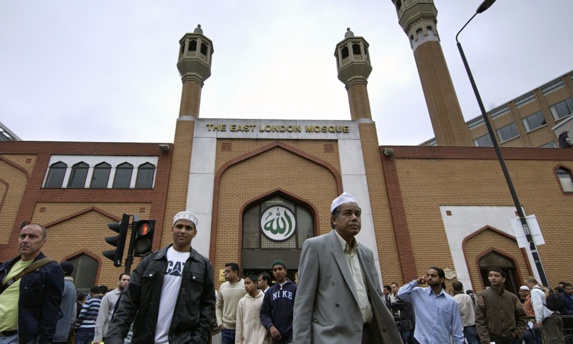 ائمه جماعت بریتانیا از خواندن نماز میت برای عاملان حمله تروریستی لندن خودداری نمودند ائمه جماعت بریتانیا از خواندن نماز میت برای عاملان حمله تروریستی لندن خودداری نمودند