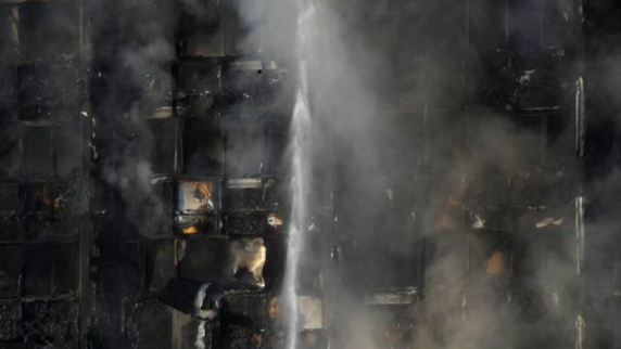 آتشسوزی در برج 27 طبقه در لندن + تصاویر آتشسوزی در برج 27 طبقه در لندن + تصاویر