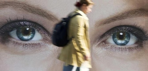 این احساس کسی دارد نگاهتان میکند از کجا میآید؟ این احساس کسی دارد نگاهتان میکند از کجا میآید؟