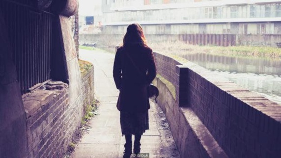 این احساس کسی دارد نگاهتان میکند از کجا میآید؟ این احساس کسی دارد نگاهتان میکند از کجا میآید؟