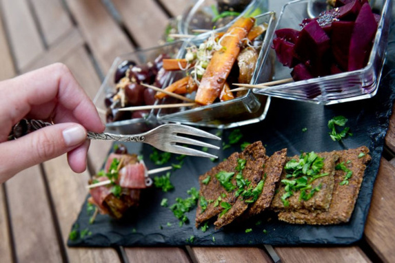 افتتاح رستورانی در برلین که مهمانان فقط می توانند غذاهای عصر حجر در آن بخورند افتتاح رستورانی در برلین که مهمانان فقط می توانند غذاهای عصر حجر در آن بخورند