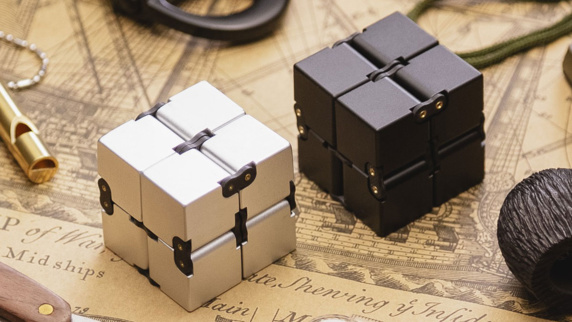 آشنایی با فیجت اسپینرها و رازهای محبوب شدن آنها آشنایی با فیجت اسپینرها و رازهای محبوب شدن آنها