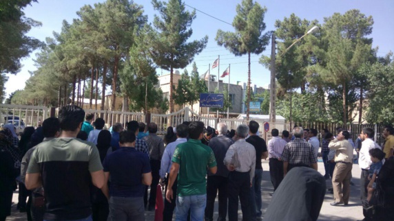 راهپیمایی چندین هزار تن از غارتشدگان کاسپین در کرمان+ عکس راهپیمایی چندین هزار تن از غارتشدگان کاسپین در کرمان+ عکس