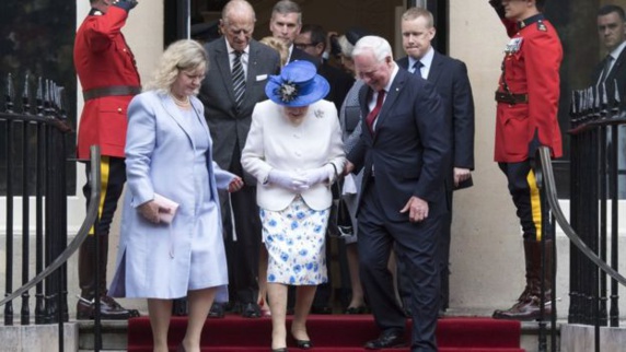 فرماندار کل کانادا با تماس بازوی ملکه بریتانیا خبرساز شد  فرماندار کل کانادا با تماس بازوی ملکه بریتانیا خبرساز شد