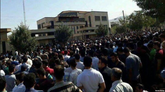 مقاومت و استواری مردم کورد در اعتراض به کشتار کولبران به روایت تصویر مقاومت و استواری مردم کورد در اعتراض به کشتار کولبران به روایت تصویر