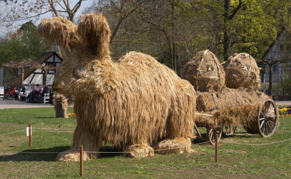  مجسمه‌های کاهی غول پیکر در فستیوال هنری ژاپن