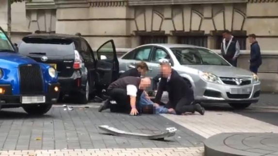 حمله با خودرویی در لندن چندین زخمی برجای گذاشت + عکس