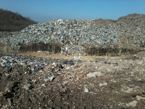 تجمع مردم سراوان در اعتراض به عدم رسیدگی به کوه هشتاد متری زبالهها تجمع مردم سراوان در اعتراض به عدم رسیدگی به کوه هشتاد متری زبالهها