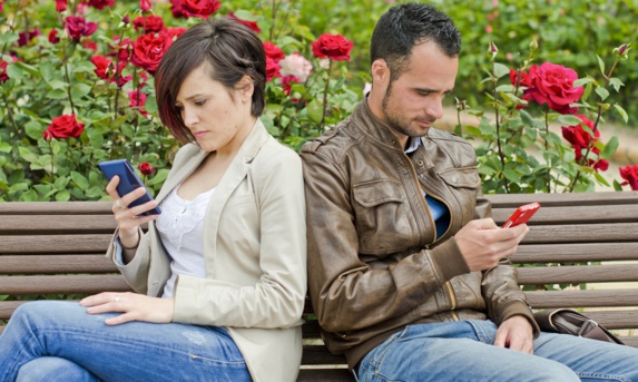 اگر گوشی موبایلتان را دو دستی چسبیده اید، بخوانید... اگر گوشی موبایلتان را دو دستی چسبیده اید، بخوانید...