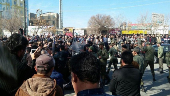 هشدار وزیر کشور ایران به معترضان: برای خودتان زحمت درست نکنید