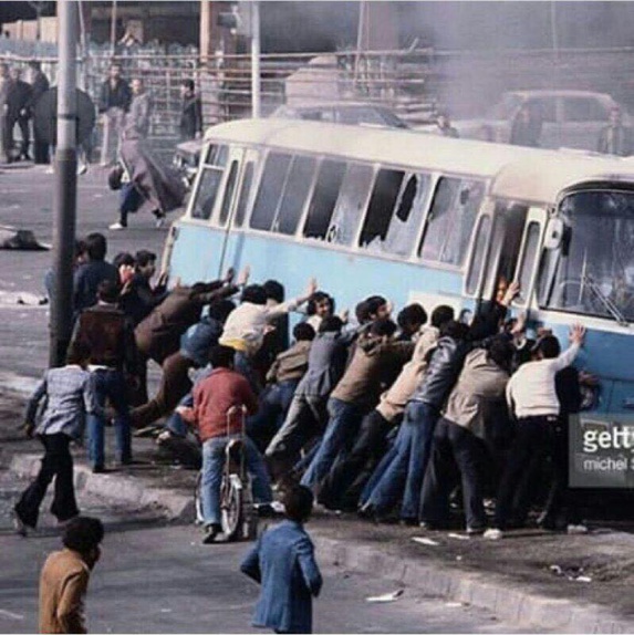در سال 57 این اقدام «حمله شجاعانه مردمی» نام داشت اما در سال 96 اسمش عوض شد و به «تخریب اموال عمومی توسط عدهای فتنهگر» تغییر نام داد؛ مردم فریب رسانههای دروغ را نخورند در سال 57 این اقدام «حمله شجاعانه مردمی» نام داشت اما در سال 96 اسمش عوض شد و به «تخریب اموال عمومی توسط عدهای فتنهگر» تغییر نام داد؛ مردم فریب رسانههای دروغ را نخورند