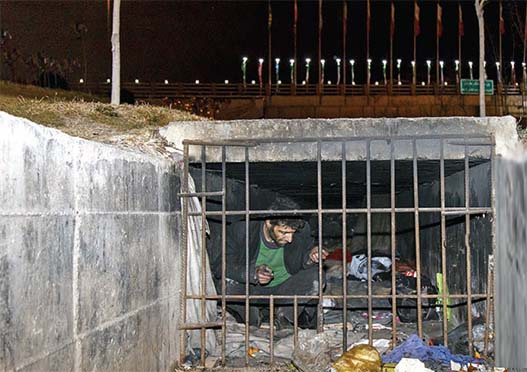 کانالخوابها در حاشیه بزرگراههای تهران: زندگی در کنار موشها و سوسکها کانالخوابها در حاشیه بزرگراههای تهران: زندگی در کنار موشها و سوسکها