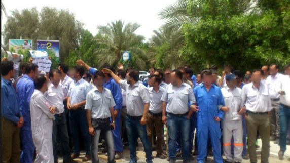 اعتراض کارگران پیمانکاری پارس جنوبی در کنگان به پرداخت نشدن حقوقشان اعتراض کارگران پیمانکاری پارس جنوبی در کنگان به پرداخت نشدن حقوقشان