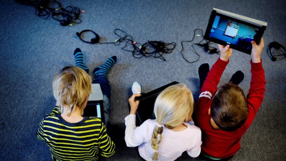 استفاده زیاد از تبلت و موبایل کودکان را دچار درد گردن میکند استفاده زیاد از تبلت و موبایل کودکان را دچار درد گردن میکند