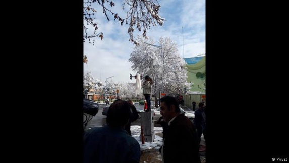 تصاویر تکثیر "دختر خیابان انقلاب" در شهرهای مختلف ایران تصاویر تکثیر "دختر خیابان انقلاب" در شهرهای مختلف ایران