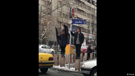 تصاویر تکثیر "دختر خیابان انقلاب" در شهرهای مختلف ایران تصاویر تکثیر "دختر خیابان انقلاب" در شهرهای مختلف ایران