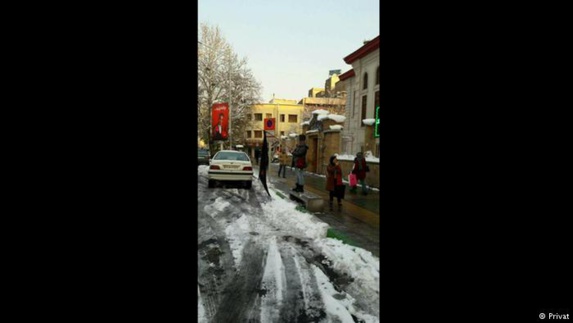 تصاویر تکثیر "دختر خیابان انقلاب" در شهرهای مختلف ایران تصاویر تکثیر "دختر خیابان انقلاب" در شهرهای مختلف ایران