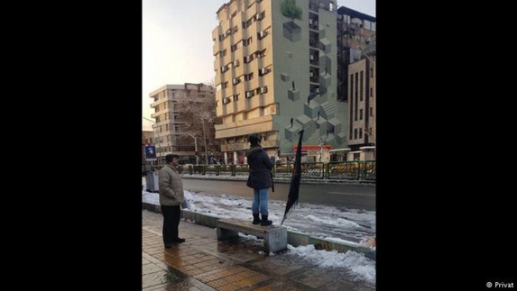 تصاویر تکثیر "دختر خیابان انقلاب" در شهرهای مختلف ایران تصاویر تکثیر "دختر خیابان انقلاب" در شهرهای مختلف ایران