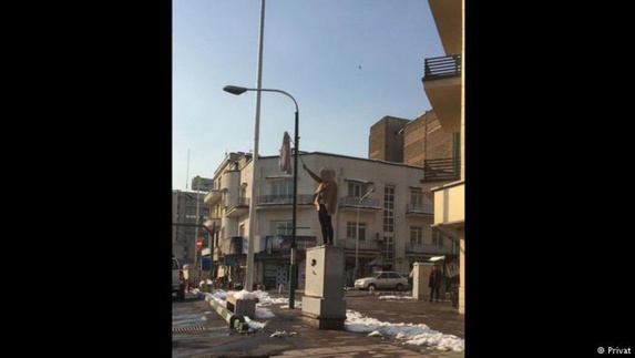 تصاویر تکثیر "دختر خیابان انقلاب" در شهرهای مختلف ایران تصاویر تکثیر "دختر خیابان انقلاب" در شهرهای مختلف ایران