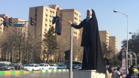 اعتراض به حجاب اجباری در مشهد در اقدامی نمادین اعتراض به حجاب اجباری در مشهد در اقدامی نمادین