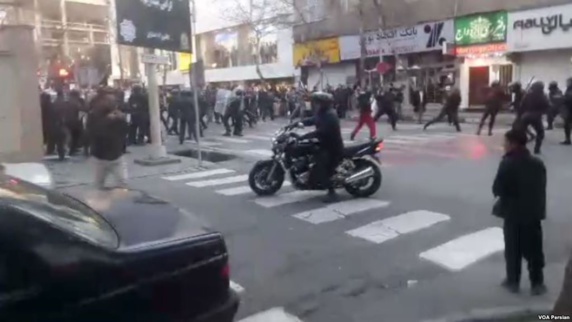 حمله به دراویش؛ حداقل ۳۰۰ نفر بازداشت شدند حمله به دراویش؛ حداقل ۳۰۰ نفر بازداشت شدند