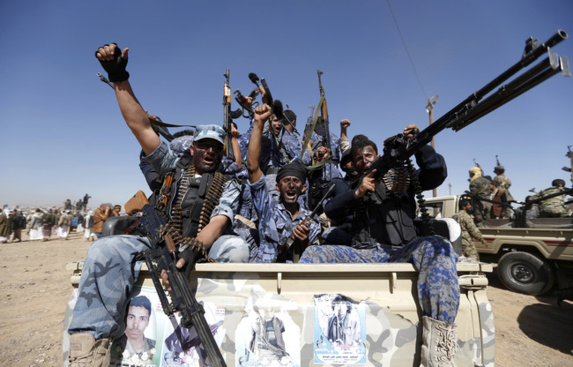 حوثی ها در مناطق مسکونی مواد منفجره و مهمات انبار می کنند حوثی ها در مناطق مسکونی مواد منفجره و مهمات انبار می کنند