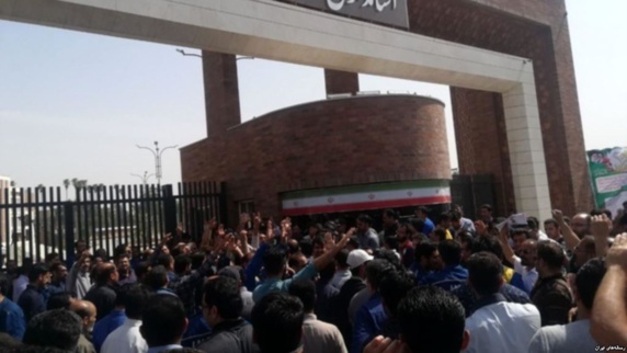 ادامه تجمع های کارگری در آخرین روزهای سال؛ کارگران فولاد در اهواز راهپیمایی کردند ادامه تجمع های کارگری در آخرین روزهای سال؛ کارگران فولاد در اهواز راهپیمایی کردند