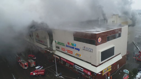 آتش سوزی در یک مرکز تجاری در روسیه به مرگ دست‌کم ۶۰ نفر منجر شد