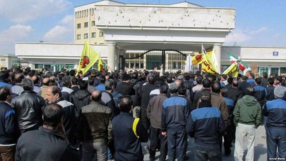 یکی از کارگران هپکو در جریان تجمع اعتراضی اقدام به خودکشی کرد یکی از کارگران هپکو در جریان تجمع اعتراضی اقدام به خودکشی کرد