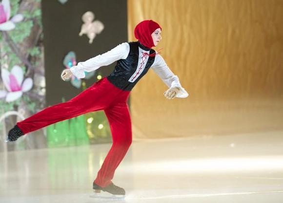 حضور اولین زن باحجاب اماراتی در مسابقات اسکی روی یخ حضور اولین زن باحجاب اماراتی در مسابقات اسکی روی یخ