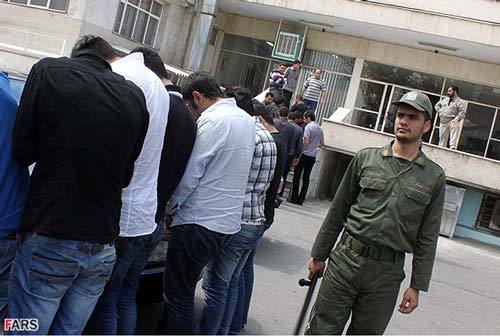 دستگیری 29 نفر در یک مهمانی شبانه در آبادان دستگیری 29 نفر در یک مهمانی شبانه در آبادان