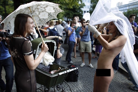 اعتراض زنان برهنه به استفاده از مانکن های لاغر اندام