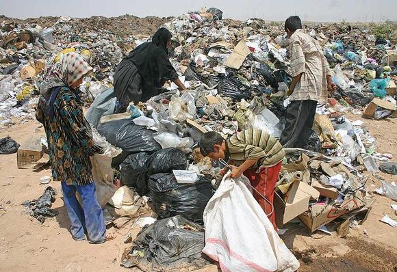 یک خانواده عرب اهوازی روزی خود را در میان زباله ها ی برومی می جویند